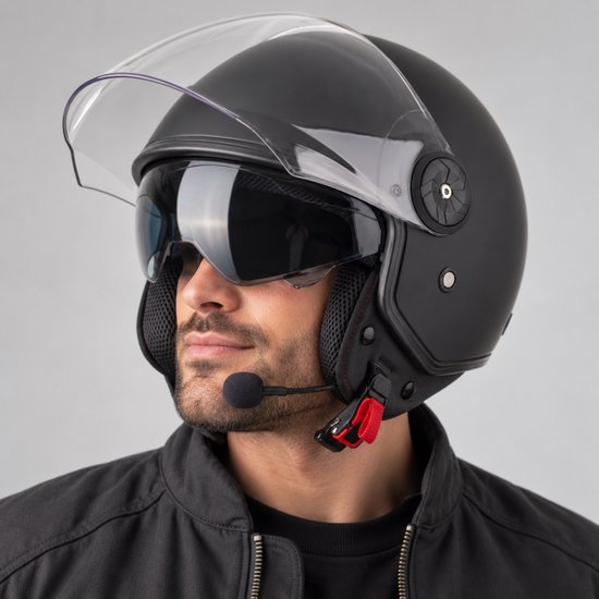 Zwarte matte jethelm voor scooter/motor met gemonteerde helm communicatieset. Met ingebouwde microfoon en luidsprekers.