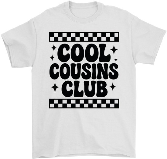 Wit t-shirt met zwarte tekst 'COOL COUSINS CLUB', geblokte randen en stermotieven.
