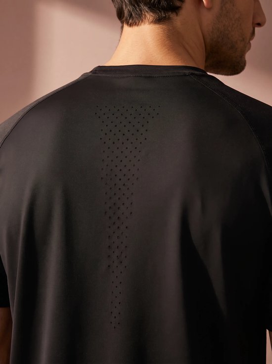 Zwarte sportshirt met perforaties op de rug in een V-vorm.