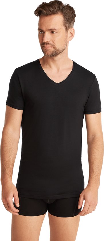 Zwart t-shirt met V-hals, korte mouwen, gedragen door een man.