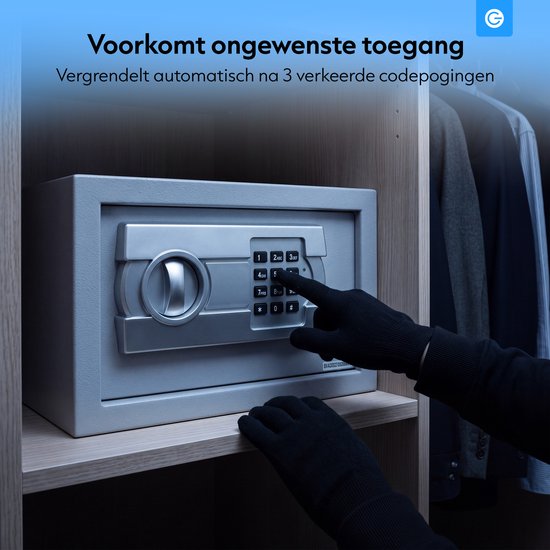 Een persoon met zwarte handschoenen drukt op de cijfertoetsen van een grijze kluis in een kledingkast.
