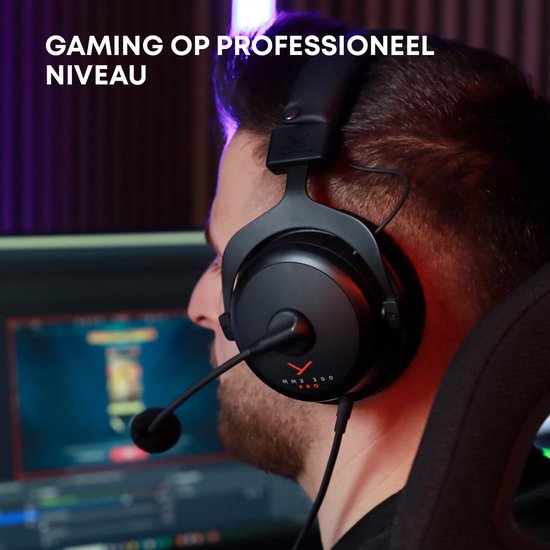 Man met rode haren draagt de zwarte Beyerdynamic MMX 300 PRO gaming headset tijdens het gamen.