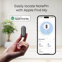 Grijze recorder vastgehouden in een hand, naast een smartphone met de 'Apple Find My' app die de recorder lokaliseert.