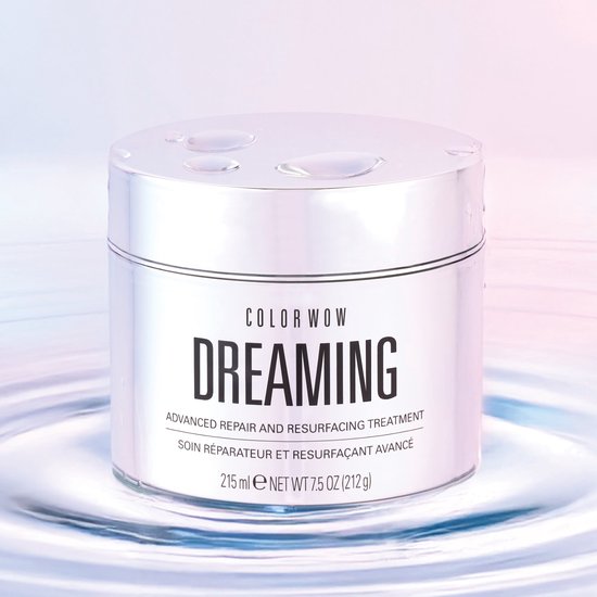 Zilverkleurige pot Color Wow Dreaming in ondiep water, omringd door rimpelingen en een roze-blauwe gloed.