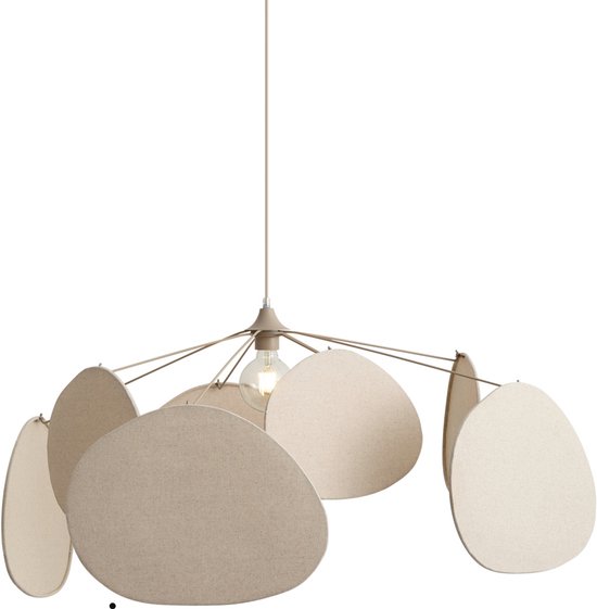 De beige QAZQA Organica hanglamp met organische stoffen kappen tegen een witte achtergrond.