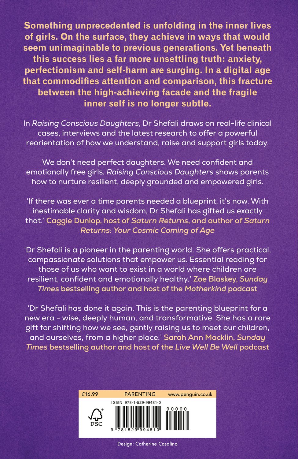 Achterzijde van het boek Raising Conscious Daughters met tekst in het geel op een paarse achtergrond.