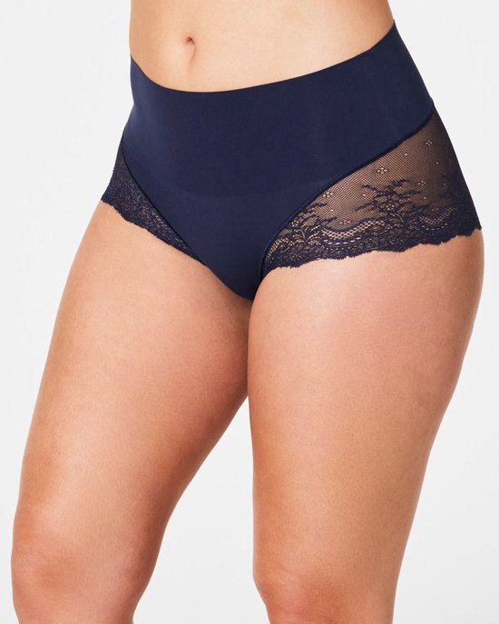 Donkerblauwe slip met hoge taille en kanten zijpanelen met bloemendetail.