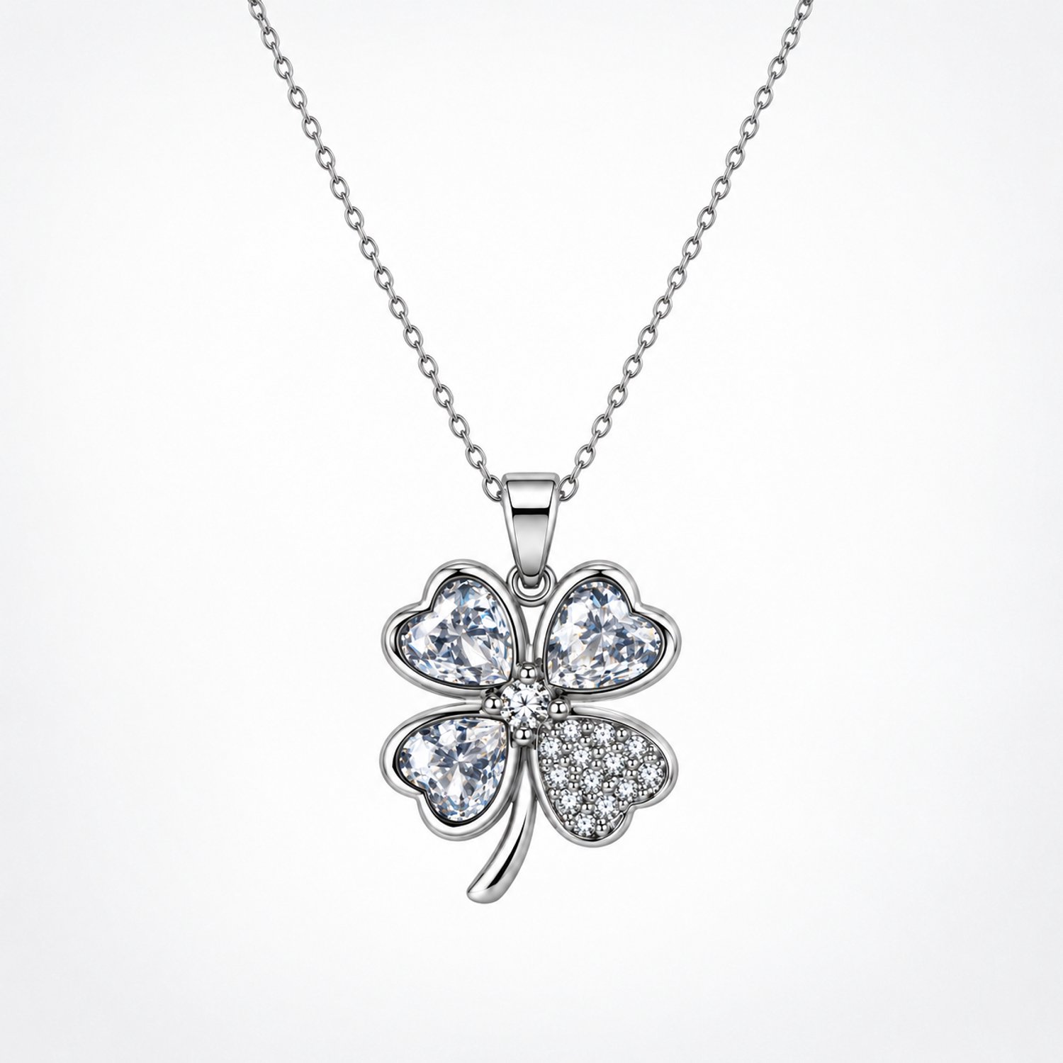 Engravia by Derya – Klaver Ketting Dames – Stainless Steel – Zilverkleurig met Zirkonia – 45 cm – Klaver Hanger 10 mm – Elegant Gelukssieraad – Cadeau voor Haar