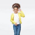 Kind met krullend haar draagt roze Alpine gehoorkappen, een geel vest en een witte top.