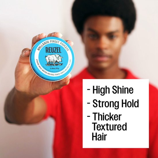Persoon houdt Reuzel pomade vast met tekst over hoge glans en sterke fixatie.