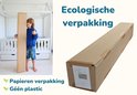 Kind poseert met een lange kartonnen doos. Tekst: 'Ecologische verpakking', 'Papieren verpakking', 'Géén plastic'.