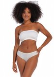 Model met afrohaar in witte naadloze bandeau-beha en bijpassende witte string.