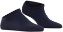 Paar donkerblauwe Falke Active Breeze sneakersokken.