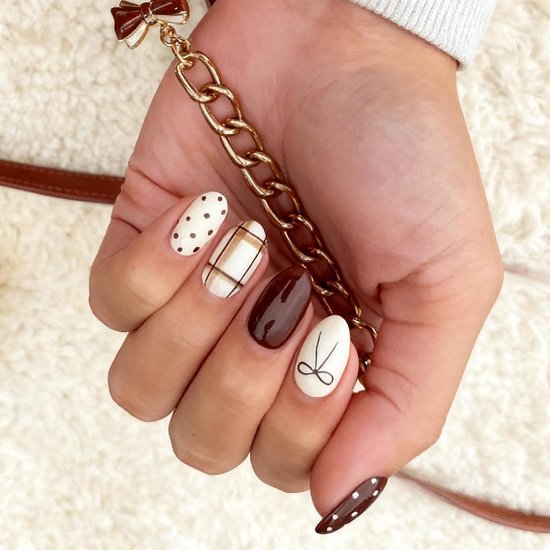 24 Stuks Press on Nails - Kunstnagels Kort met Herfst-Winter Bruin, Puntjes, Loops & Karo - Nagels voor het Plakken met Glitter Gradient voor Vrouwen & Meisjes, DIY Feest Manicure — afbeelding 3