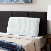 Wit Lucid gel-traagschuim kussen van 60x40 cm op een grijs bed met donkerbruin hoofdeinde.