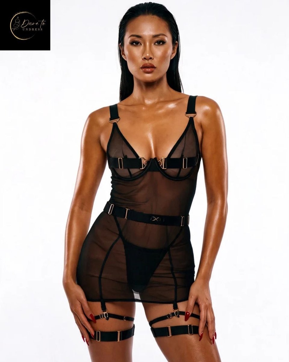 Dare to Undress – Luxe Lingerieset – Lingerie Erotisch – Sexy Lingerie – 4-delige set – Zwart Mesh – Lingerie Setje – Verleidelijke Body met Jarretels & Transparant Rokje – Chique Jurkje– Luxe –Boudoir Look – Kinky – Erotisch – Zwart – Maat XS, S, M