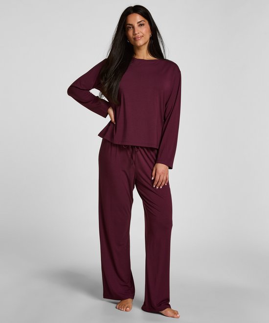 Model van voren gezien, draagt een paarse pyjamabroek en bijpassend shirt.