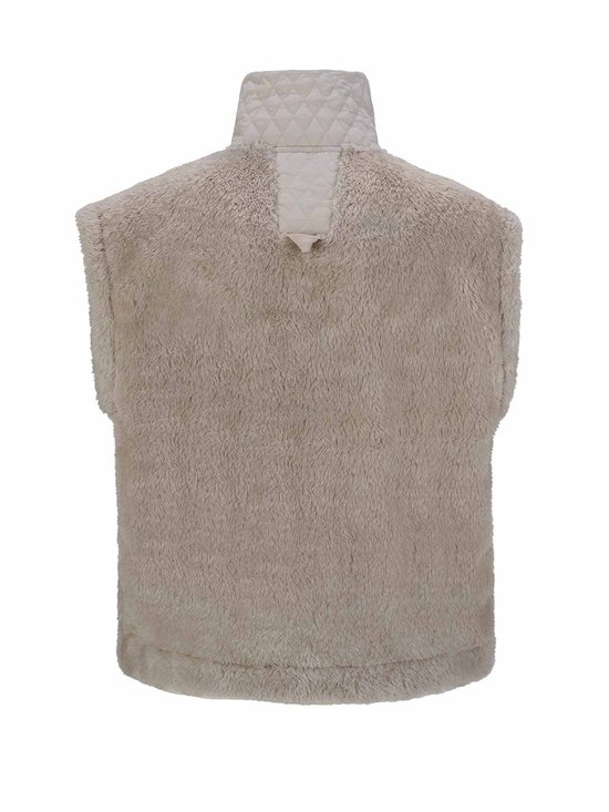 Achterkant van een zandkleurige dames bodywarmer van zacht fleece met opstaande kraag.