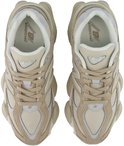 Bovenaanzicht van beige New Balance 9060 sneakers met witte en grijze accenten.