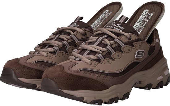 Bruine Skechers D'Lites sneakers met witte en taupe accenten en veters. Binnenzool met 'Air-Cooled Memory Foam' tekst.