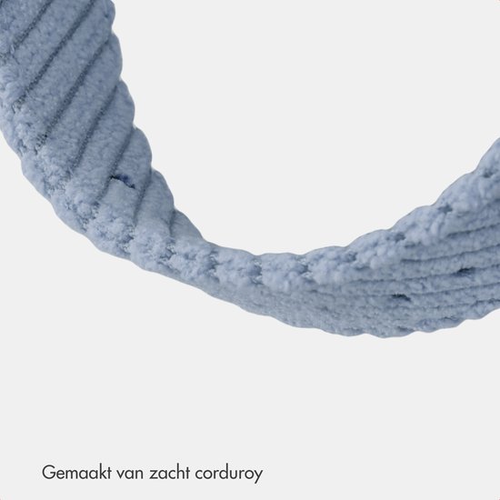 Close-up van het zachte, lichtblauwe corduroy materiaal van het Apple Watch bandje.