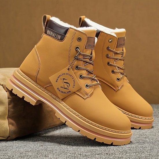 Lichtbruine, gevoerde winterlaarzen met veters, beige zolen en een hangend "MAINLUN SPORTS SHOES" label.