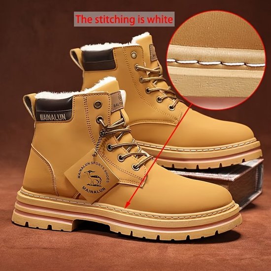 Lichtbruine, gevoerde winterlaarzen met veters, beige zolen en een detail van witte stiksels.