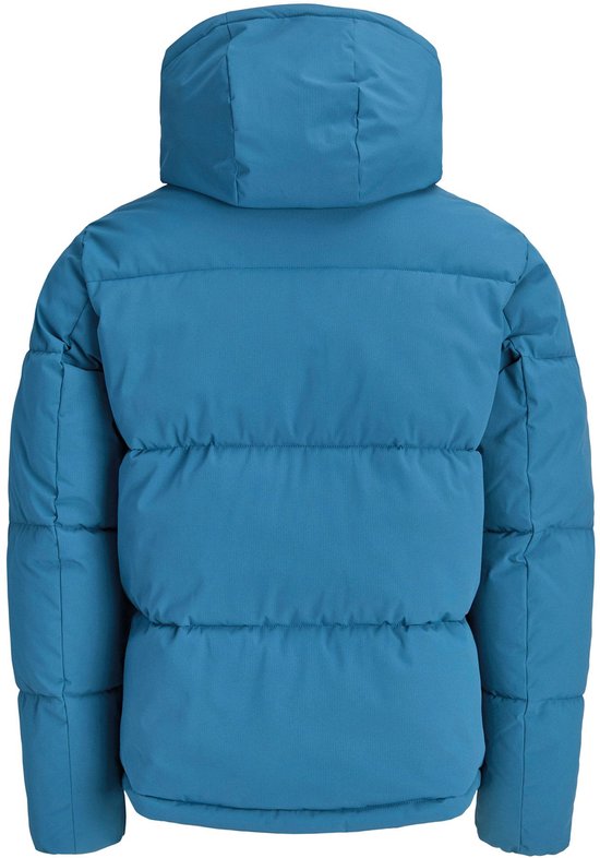 Achterkant van een blauwe pufferjas met capuchon, met een gestructureerd patroon.