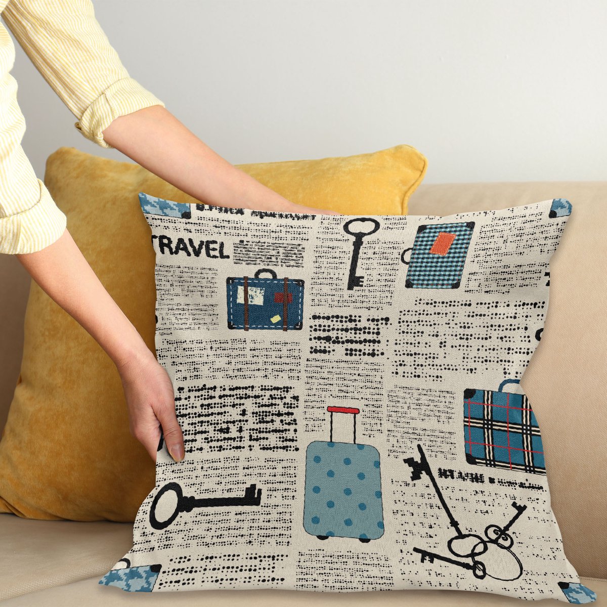 ABAKUHAUS Oud Newspaper Sierkussenhoes, Retro Styled Travel Vacation Thema Vintage Suitcases Keys Stip Tekst, Decoratieve Vierkante Sierkussenhoes, 50 x 50 cm, Zwart Crème