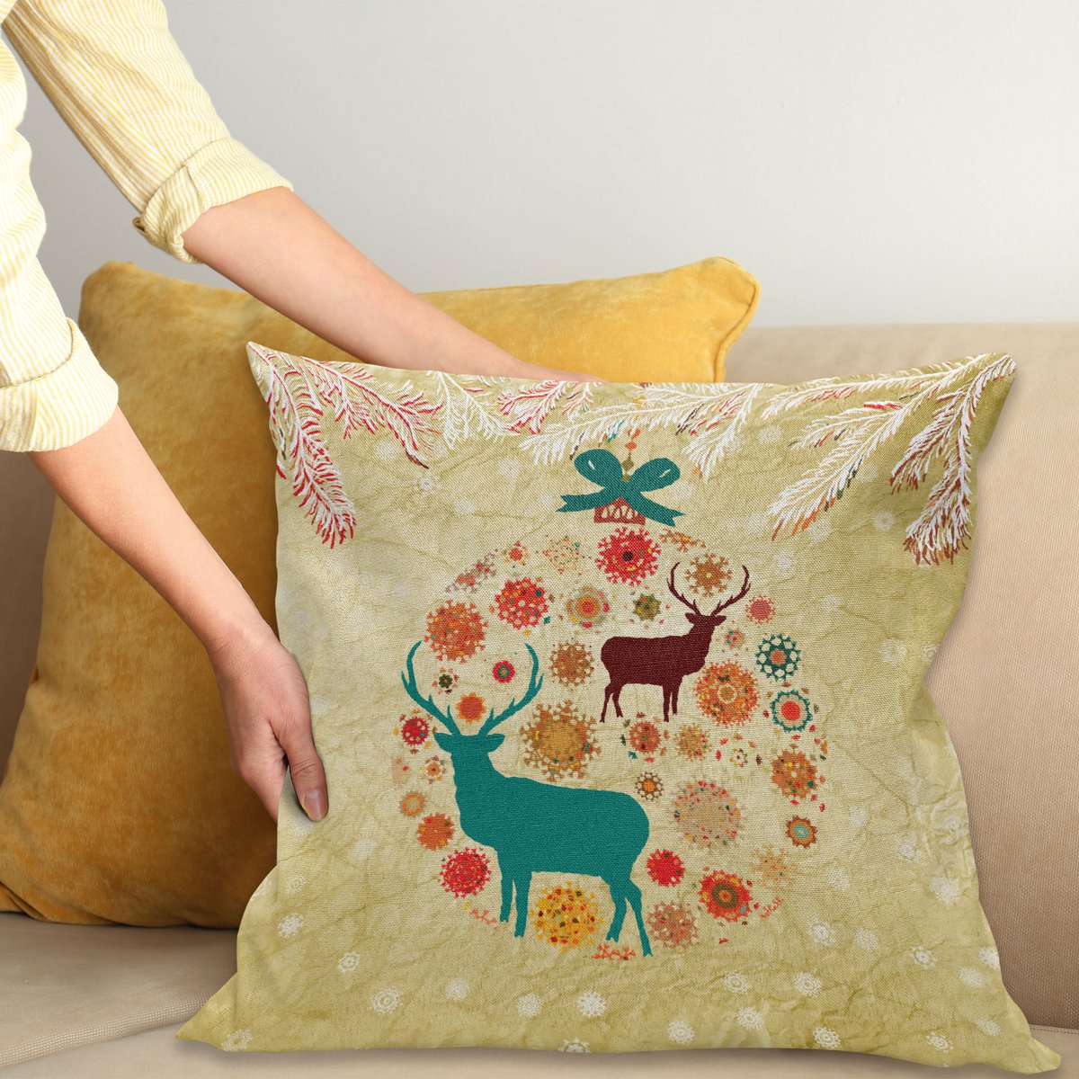 ABAKUHAUS Christmas Sierkussenhoes, Reindeer en Snowflakes in Abstract Balls Ornament Vintage Ontwerp Paper Kunst Afbeelding, Decoratieve Vierkante Sierkussenhoes, 65 x 65 cm, Beige