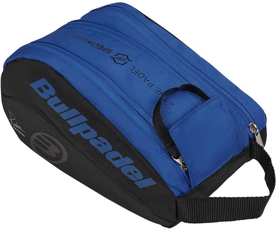 Blauwe Bullpadel toilettas met zwarte accenten, "Bullpadel" en "THE PADEL SPECIALIST" opdruk.