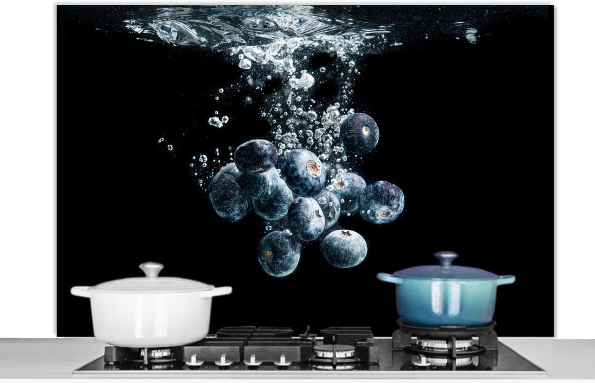 Spatscherm Keuken - 120x80 cm - Blauwe bessen - Fruit - bes - Stilleven - Water - Zwart
