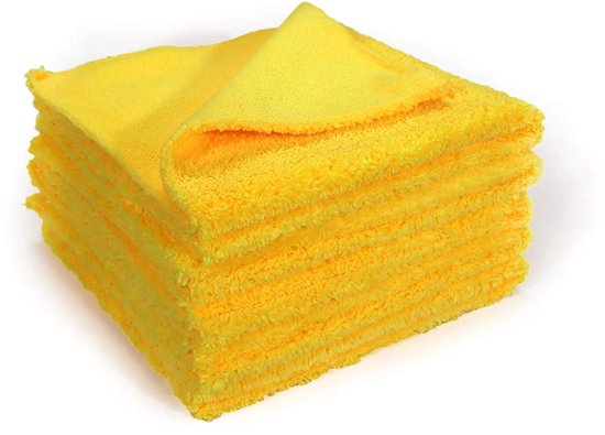 Een stapel van tien gevouwen gele microvezeldoeken.