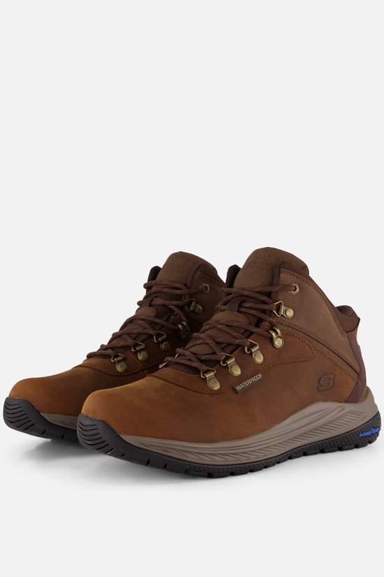 Paar bruine, waterdichte veterschoenen met veters en veterschoenen aan de zijkant.