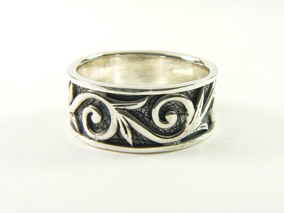 Zilveren ring met fantasiegravering - maat 21