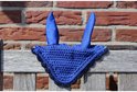 Donkerblauw gehaakt oornetje voor pony's met bijpassende oren en zwarte, blauwe bies.