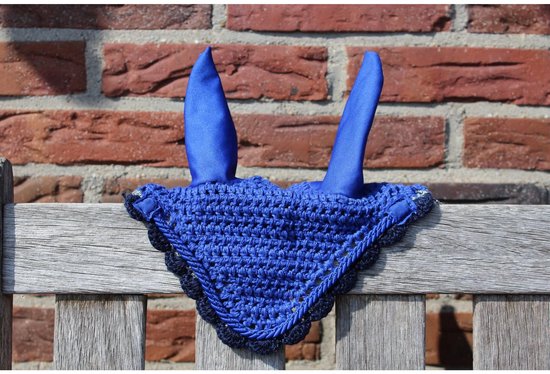 Donkerblauw gehaakt oornetje voor pony's met bijpassende oren en zwarte, blauwe bies.