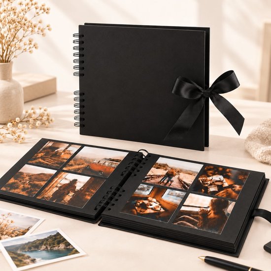 Geopend zwart fotoalbum met ingeplakte vakantiefoto's op zwarte pagina's.