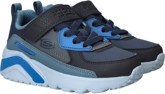 Blauwe sneaker met grijs en donkergrijs en klittenbandsluiting.