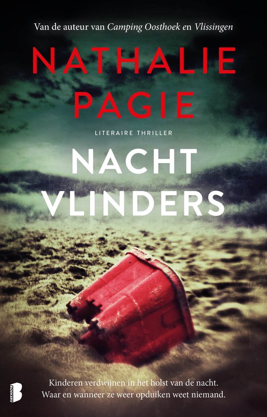 Boekomslag 'Nachtvlinders' door Nathalie Pagie. Een rode emmer op een strand met donkere, dramatische lucht. "Kinderen verdwijnen in het holst van de nacht. Waar en wanneer ze weer opduiken weet niemand."