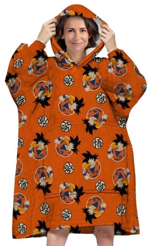 Vrouw draagt oranje hoodie deken met Goku uit Dragon Ball Z print.