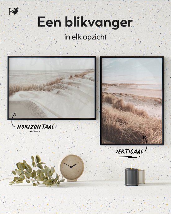 Twee zwarte lijsten met duinlandschap: één horizontaal en één verticaal georiënteerd op een tafel.