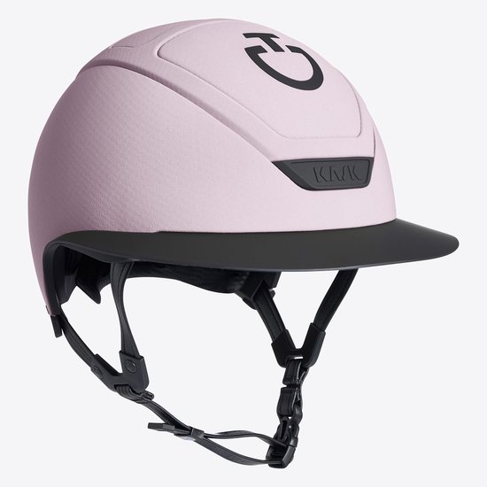Lichtroze Kask-ruiterhelm met zwart vizier, voorzien van Cavalleria Toscana-logo en Kask-merklabel.