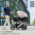 Man duwt beige-zwarte Kinderkraft wandelwagen in stad. Tekst: 10 JAAR GARANTIE. LET'S MOOV 2! WANDEL IN GROTE STIJL.