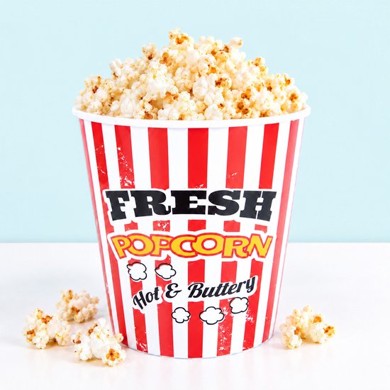 Rood-wit gestreepte emmer gevuld met verse popcorn, tekst 'FRESH POPCORN' en 'Hot & Buttery' in het midden.