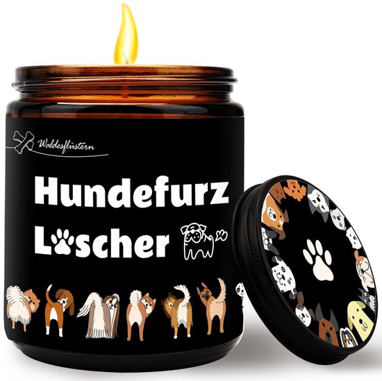 Brandende kaars in bruin glas met zwarte 'Hundefurz Löscher' sticker en een deksel versierd met honden en pootjes.