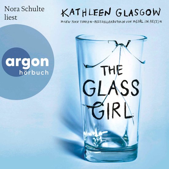 Audioboekhoes met een gebarsten glas en de titel 'The Glass Girl' in zwarte letters op een lichtblauwe achtergrond.