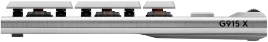 Zijaanzicht van het platte Logitech G915 X gamingtoetsenbord met zichtbare mechanische switches.