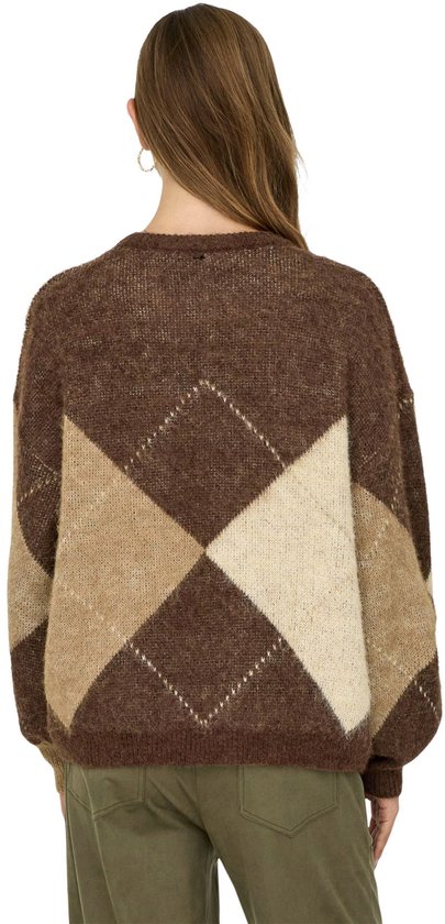 Achteraanzicht van model in een bruine, beige en crème gemêleerde gebreide trui met ruitpatroon en groene broek.