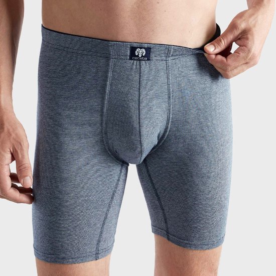 Close-up van een blauw-wit gestreepte Ceceba boxershort met een logolabel op de tailleband.